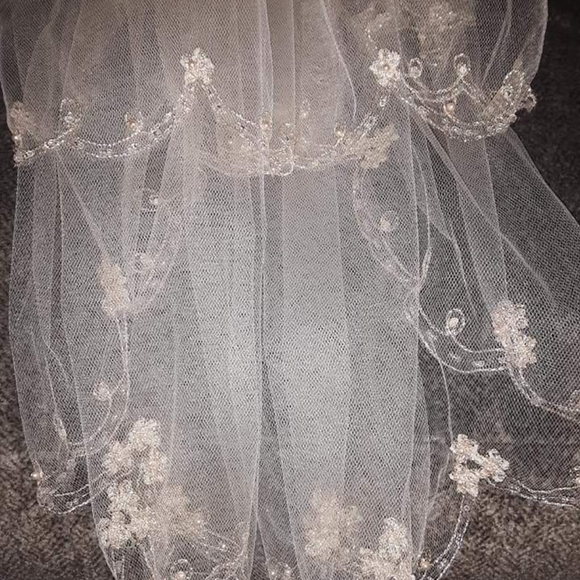 Wedding gown - Picture 5 of 8